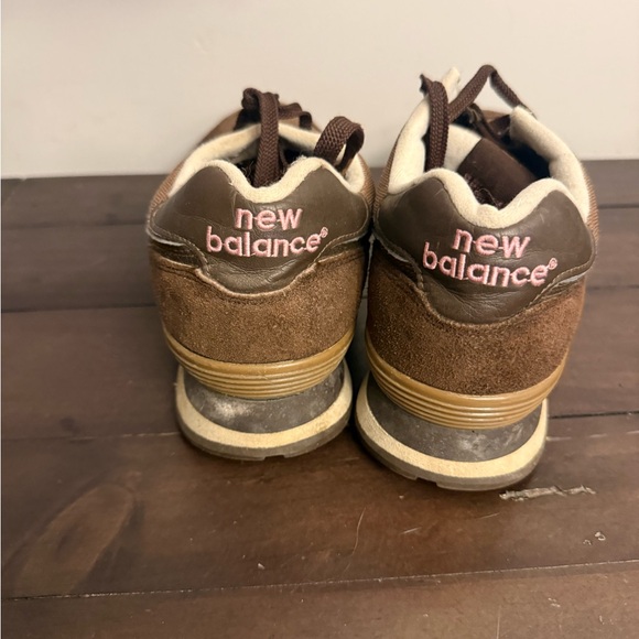 New Balance 574 Brown Suede Pink Logo Sneakers Women’s Size 9 Classic Retro - Picture 4 of 7